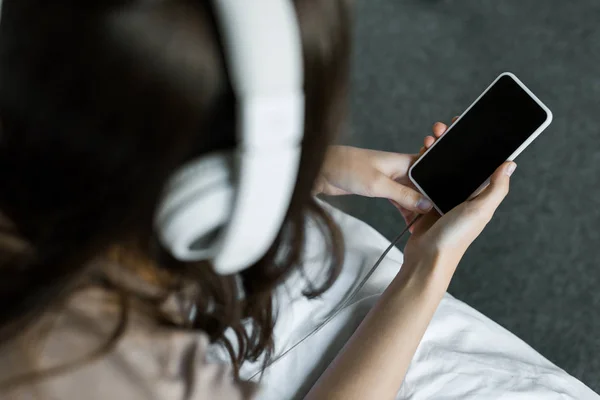 Enfoque Selectivo Niña Escuchando Música Con Teléfono Inteligente Auriculares —  Fotos de Stock
