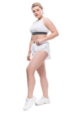 spor giyim üzerine beyaz izole kamera bakarak çekici büyük boy kız görünümünü tam uzunlukta