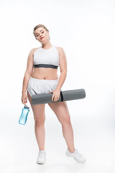 Overweight Girl Sportswear Holding Bottle Water Yoga Mat Isolated White — Free Stock Photo