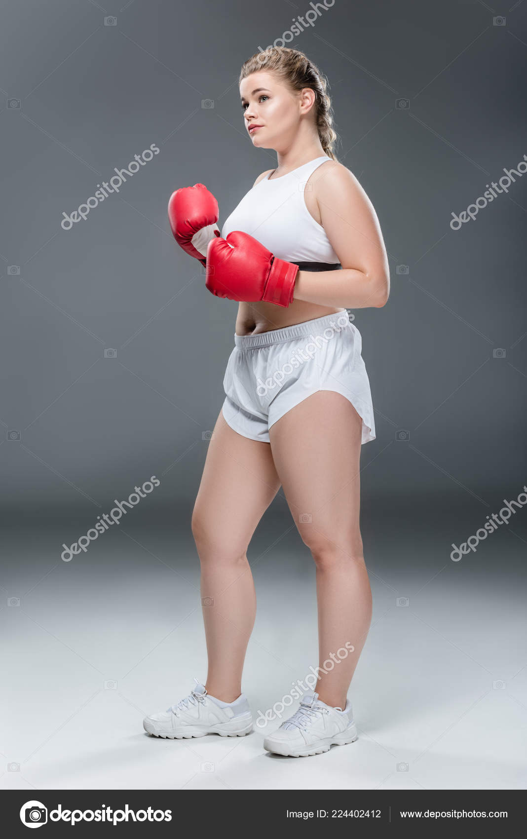 Jeune Femme Oversize Entraînement Vêtements Sport Gants Boxe Sur Gris image  libre de droit par AllaSerebrina © #224402412