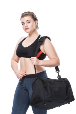 çekici genç boyutu artı kadın kameraya seyir spor çanta ile üzerine beyaz izole 