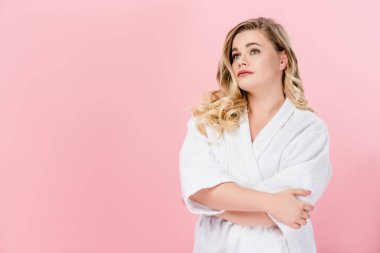 güzel büyük boy Bayan bornoz ile ayakta silah geçti ve seyir uzağa pink izole