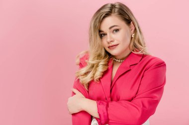 pink izole kamera gülümseyen güzel şık zarif büyük boy bir kız portresi