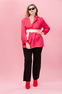 pink izole bel üzerinde el ile poz güneş gözlüğü çekici büyük boy kız görünümünü tam uzunlukta 