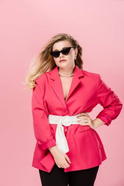 çekici büyük boy kız pembe trençkot ve pink izole bel üzerinde el ile poz güneş gözlüğü 
