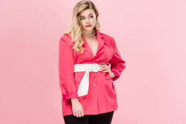 güzel moda genç pink büyük boy kadın uzak arıyor izole
