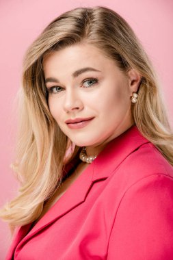 pembe pembe üzerinde izole kamera gülümseyen trençkot çekici büyük boy kız portresi