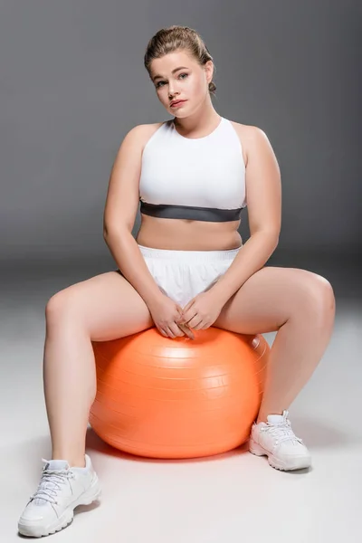 Bela Menina Oversize Sportswear Sentado Forma Bola Olhando Para Câmera — Fotografia de Stock