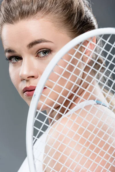 Крупный План Молодой Женщины Держащей Теннисную Ракетку Смотрящей Камеру Изолированную — Бесплатное стоковое фото