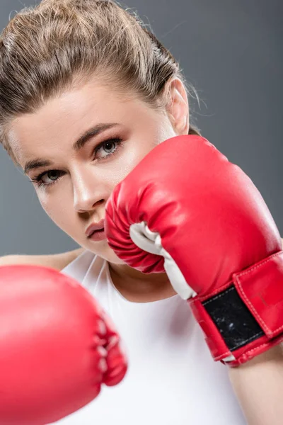 Vista Cerca Joven Guantes Boxeo Mirando Cámara Aislada Gris — Foto de stock gratis