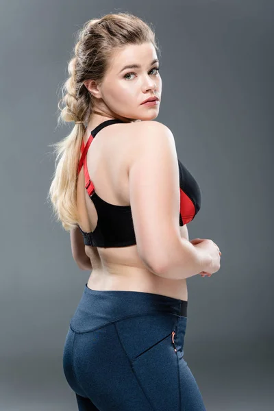 スポーツ ウエア グレーに分離カメラ目線で若い肥満女性の側面図 — ストック写真