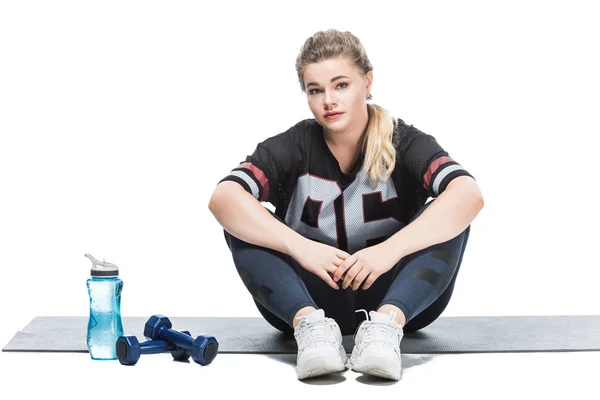 Junge Größe Frau Sportbekleidung Auf Yogamatte Sitzend Und Isoliert Auf — Stockfoto