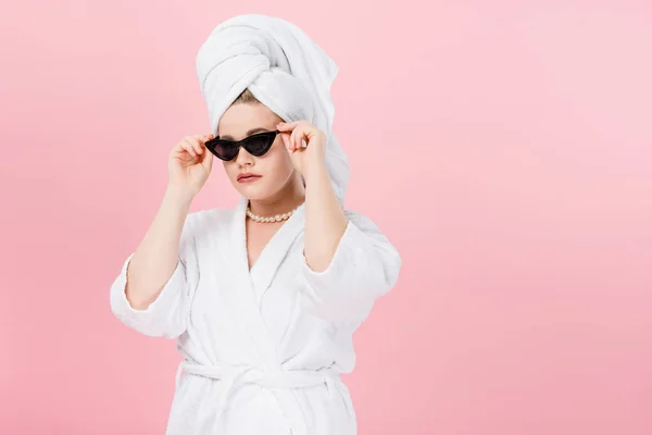 Młoda Kobieta Oversize Szlafrok Ręcznik Głowie Regulacja Okulary Różowym Tle — Zdjęcie stockowe