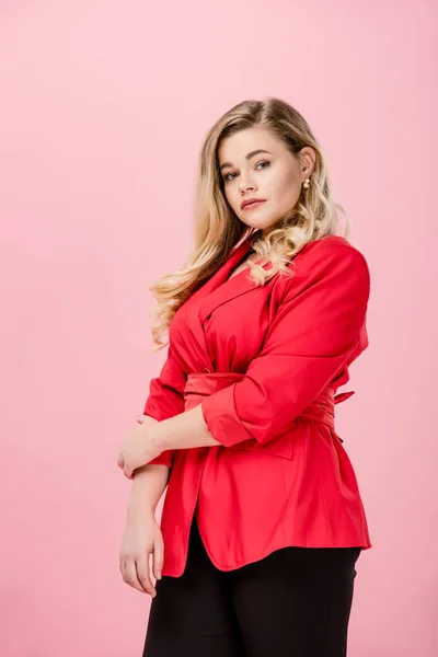 赤いジャケットのピンクの分離カメラ目線で美しいエレガントな若い特大女性 — ストック写真