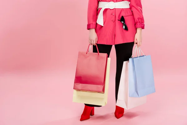 Recortado Tiro Elegante Mujer Gran Tamaño Sosteniendo Bolsas Compras Rosa — Foto de stock gratis