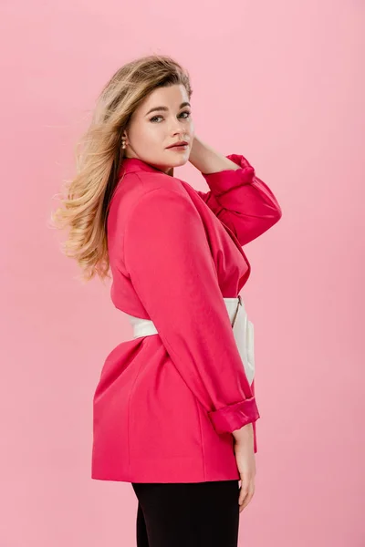 Zijaanzicht Van Mooie Stijlvolle Oversize Vrouw Kijken Camera Geïsoleerd Roze — Gratis stockfoto