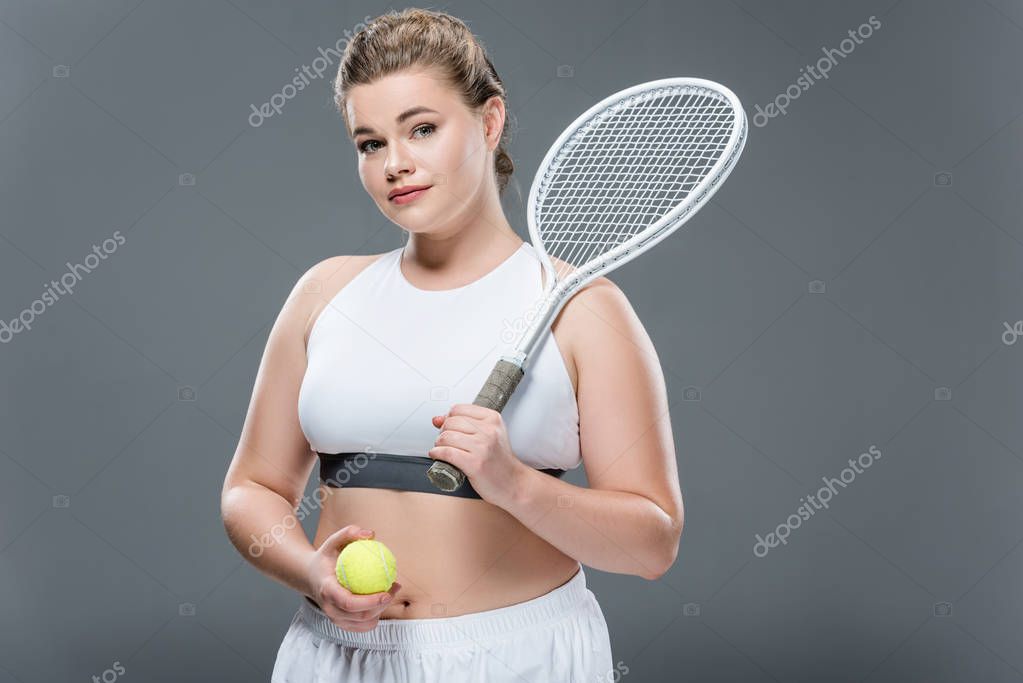 Raqueta de tenis con pelota aislada