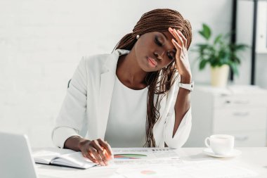 masada oturan ve Office proje üzerinde yorgun Afro-Amerikan yetişkin işkadını
