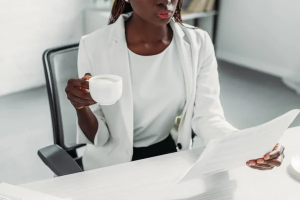 Midsection Vackra Afroamerikanska Vuxna Affärskvinna Vit Kostym Sitter Vid Dator — Stockfoto