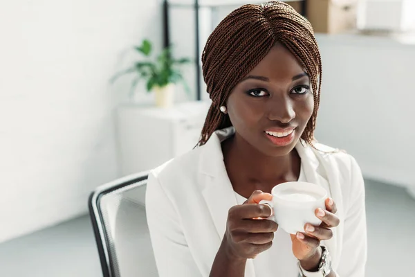 Beautiful African American Adult Businesswoman White Suit Sitting Desk Holding — Free Stock Photo