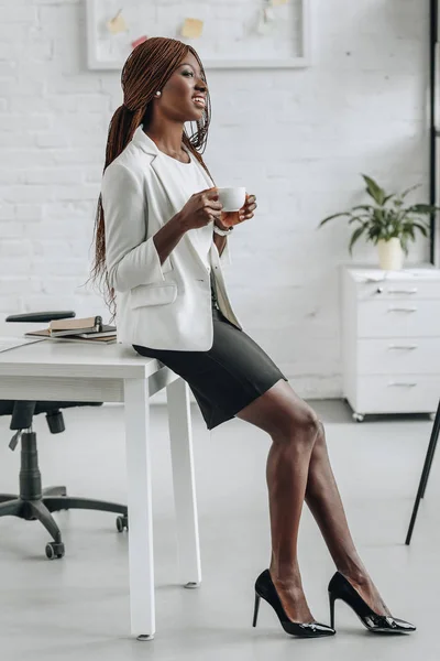 African American Adult Businesswoman White Formal Wear Leaning Office Desk — Stock Photo, Image