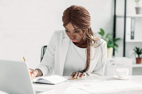 Mujer Negocios Adulta Afroamericana Concentrada Trabajando Proyecto Sentada Escritorio Computadora — Foto de Stock