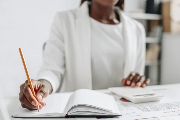 Selective Focus African American Adult Businesswoman White Formal Wear Writing — Free Stock Photo