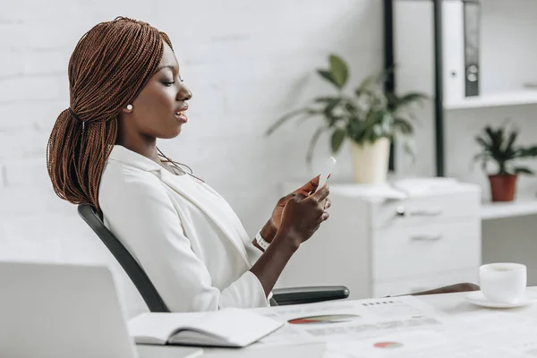 Sidovy Säker Afroamerikanska Vuxna Affärskvinna Vit Formella Slitage Sitter Vid — Stockfoto