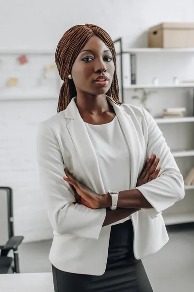 Confident African American Businesswoman White Formal Wear Arms Crossed Standing — Stock Photo, Image