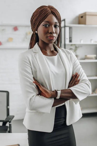 Serious Confident African American Businesswoman White Formal Wear Arms Crossed — Stock Photo, Image