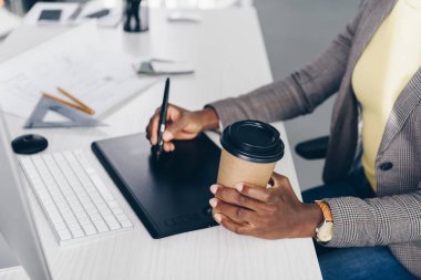 Afrika kökenli Amerikalı tasarımcı holding kahve işyerinde git ve kullanma grafik tablet için kısmi görünümü