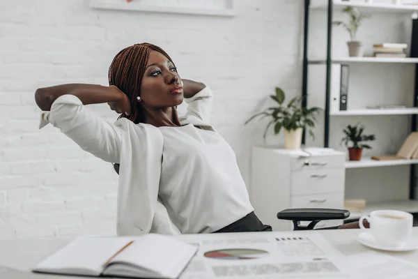 Afroamerikanska Vuxna Affärskvinna Vit Formella Slitage Med Händerna Bakom Huvudet — Stockfoto