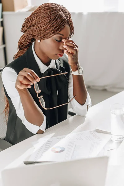 Nemocný Afrických Amerických Dospělých Podnikatelka Dotýkat Její Čelo Pocit Nepohody — Stock fotografie zdarma