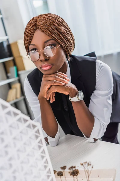 Portrait Einer Ernstzunehmenden Afrikanisch Amerikanischen Erwachsenen Architektin Mit Brille Und — Stockfoto