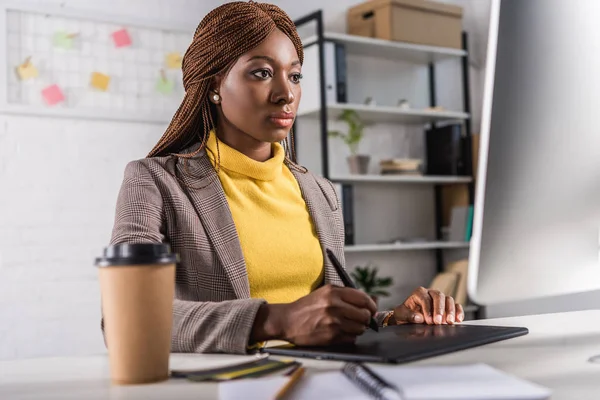 Hermosa Mujer Negocios Adulta Afroamericana Seria Sentada Escritorio Computadora Usando — Foto de Stock