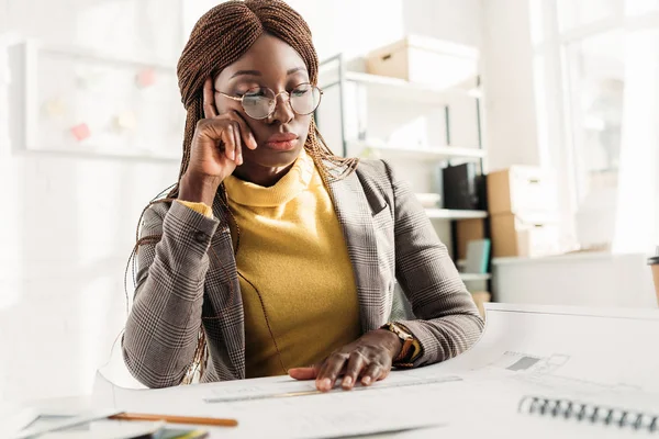 Cher Architecte Afro Américaine Lunettes Étayant Tête Avec Main Travaillant — Photo