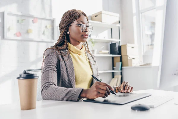 Mujer Negocios Adulta Afroamericana Concentrada Sentada Escritorio Computadora Usando Tableta — Foto de Stock