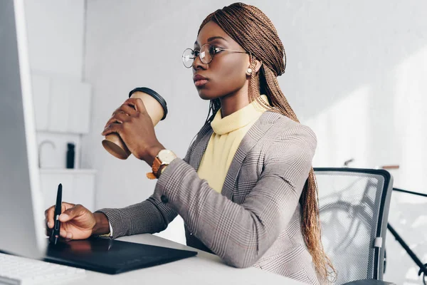 Allvarlig Afroamerikanska Vuxna Affärskvinna Sitter Vid Dator Skrivbord Dricka Kaffe — Stockfoto