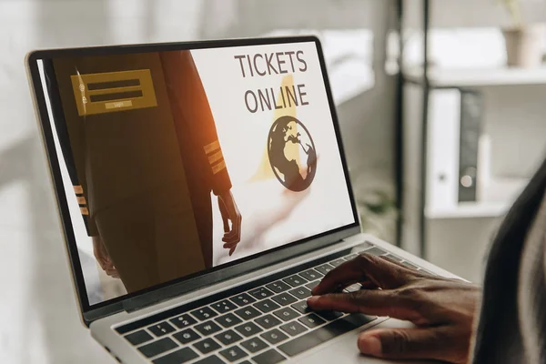 Beskuren Bild Afroamerikanska Näringsidkare Använder Laptop Med Online Biljetter Webbplats — Stockfoto