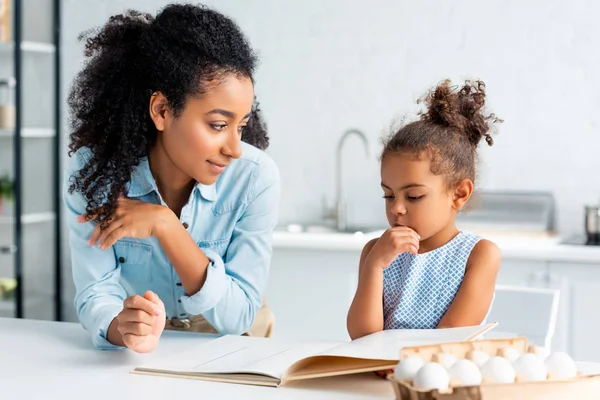 Pensativa Afroamericana Madre Hija Elegir Receta Libro Cocina Cocina — Foto de Stock