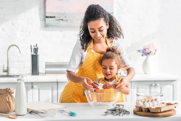 Lächelnde Afrikanisch Amerikanische Mutter Hilft Tochter Beim Eierbrechen Für Teigzubereitung — Stockfoto