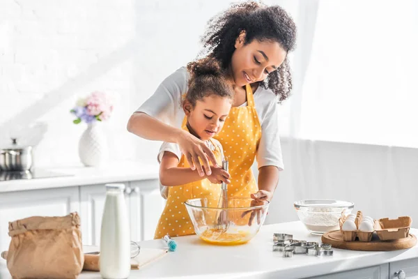 African American Mother Helping Daughter Whisking Eggs Dough Kitchen — Stock Photo, Image