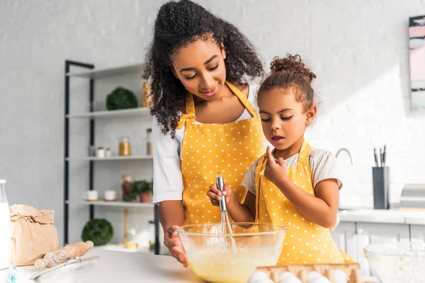 Hija Afroamericana Preparando Batiendo Masa Cocina — Foto de Stock