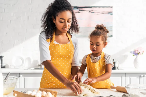 African American Mother Daughter Kneading Dough Kitchen — Free Stock Photo