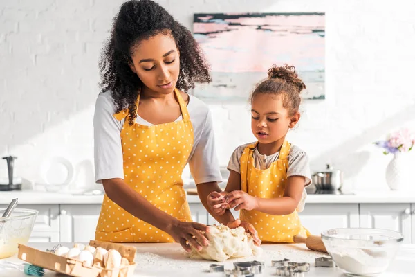 African American Mother Daughter Yellow Aprons Kneading Dough Kitchen — Free Stock Photo