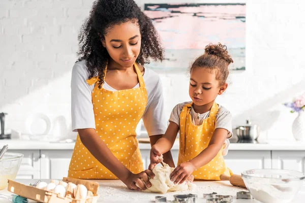 African American Mother Daughter Kneading Dough Together Kitchen — Stock Photo, Image
