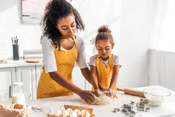 African American Mother Helping Daughter Kneading Dough Kitchen — Free Stock Photo