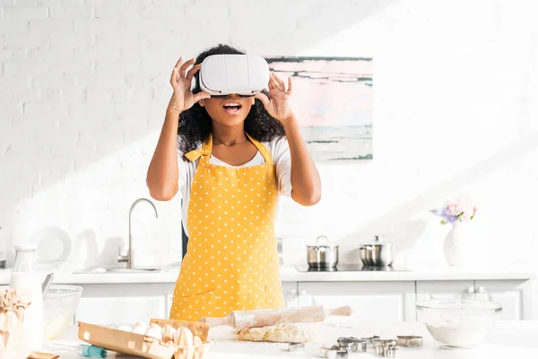 Shocked African American Girl Apron Touching Virtual Reality Headset Table — Stock Photo, Image