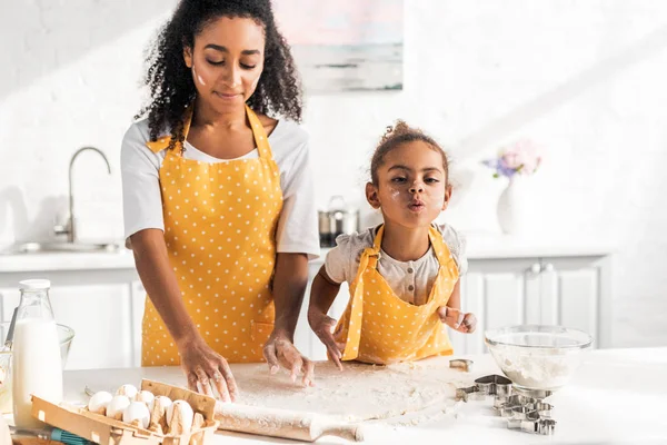 Madre Hija Afroamericana Preparando Masa Para Postre Cocina — Foto de Stock