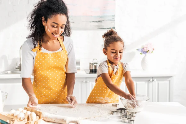 Afrika Kökenli Amerikalı Anne Kızı Birlikte Mutfakta Hamur Hazırlama Gülümseyen — Stok fotoğraf
